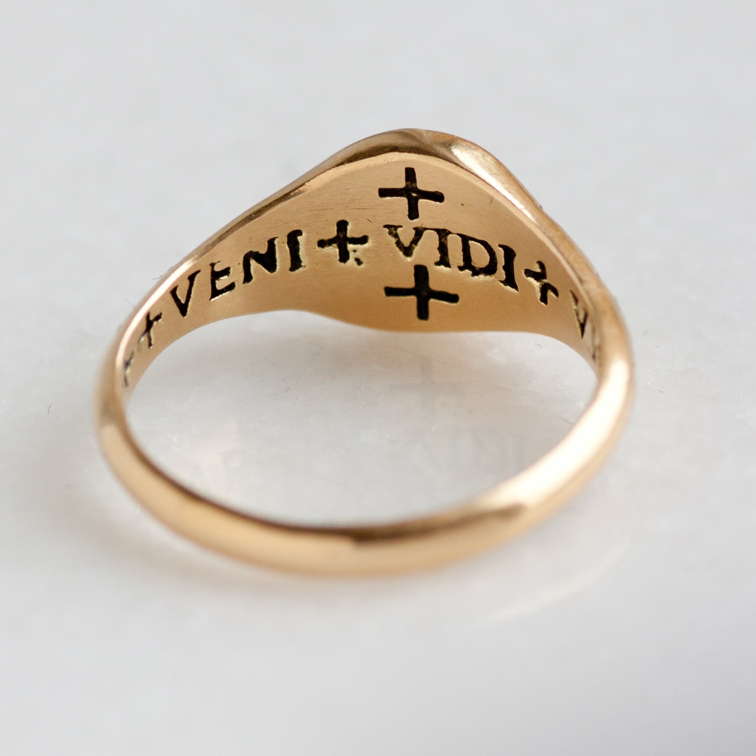 Erica Molinari Trunk Show: 18k round pinky ring veni-vedi