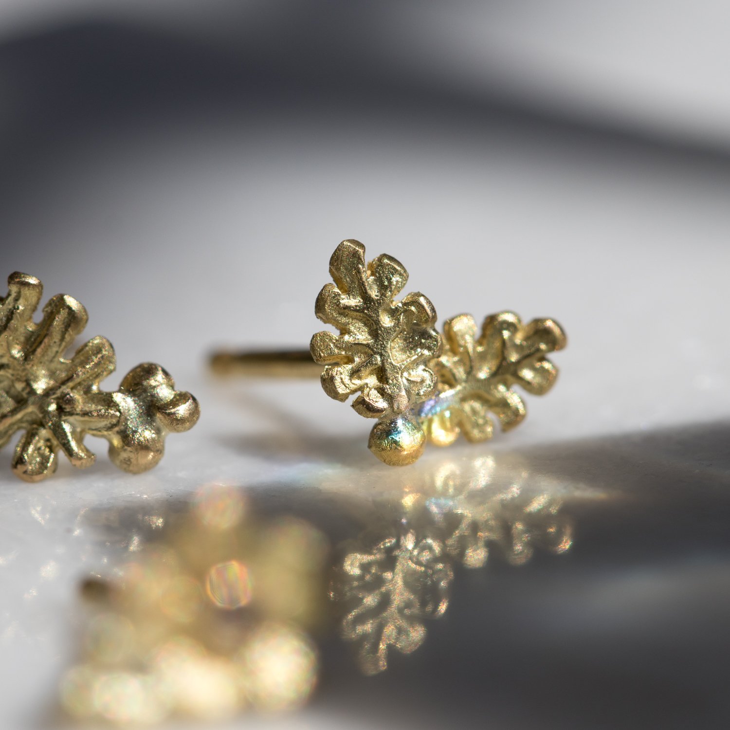 Lene Vibe: 18K gold leaf post earring