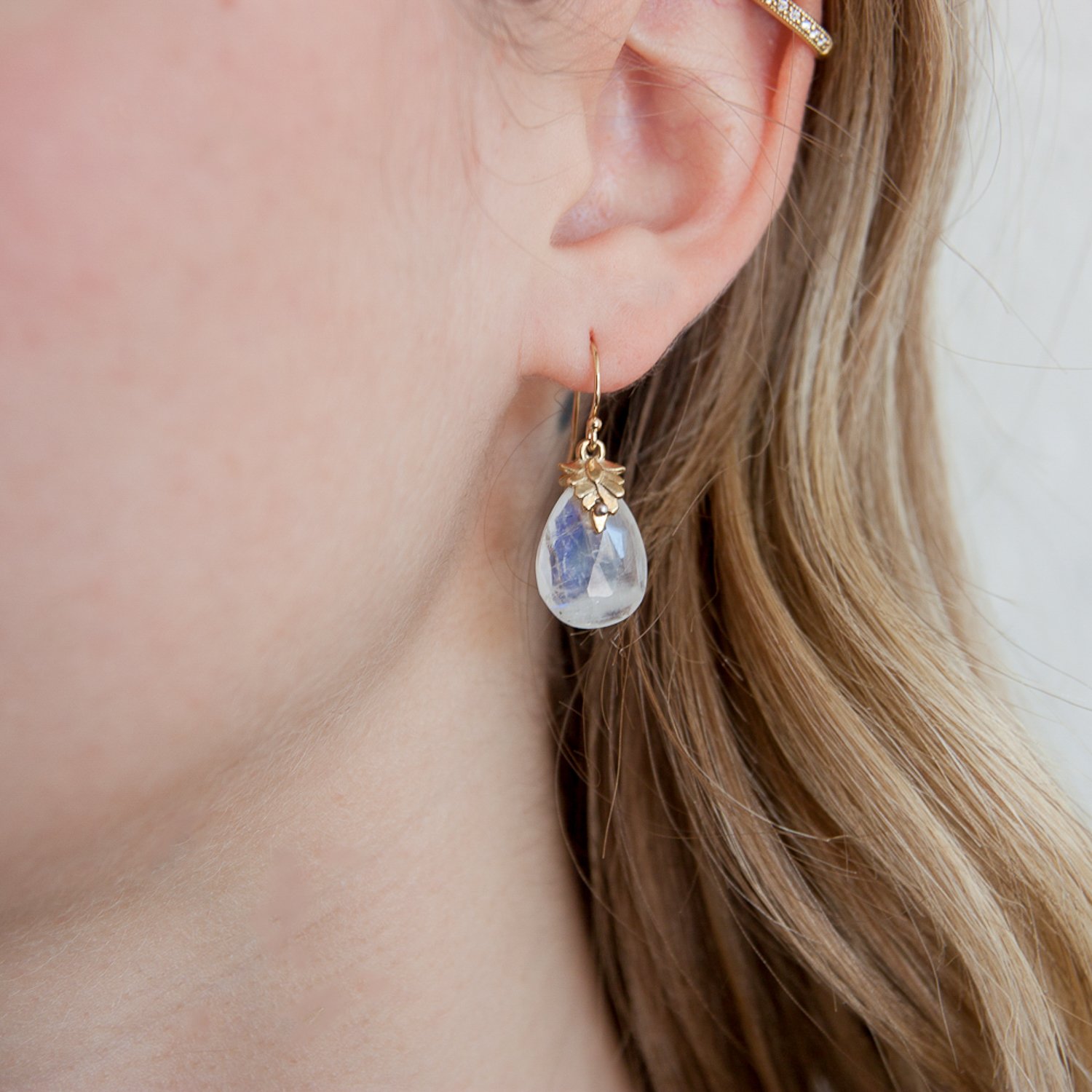 Lulu: Lomard earring with moonstone