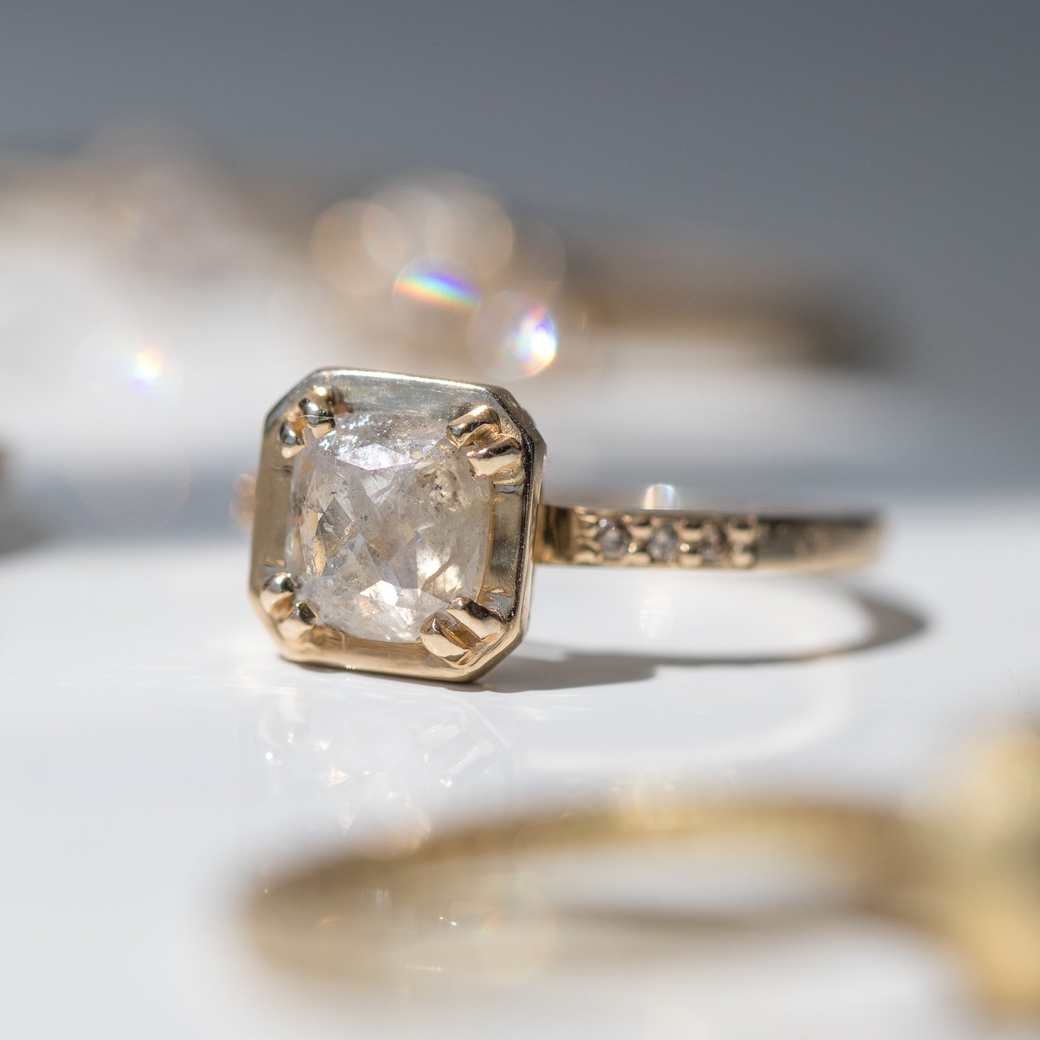 Chinchar/Maloney: MAROA ring in 14K recycled yellow gold with 1.03ct light gray center diamond and 1.2mm, brilliant champagne diamonds