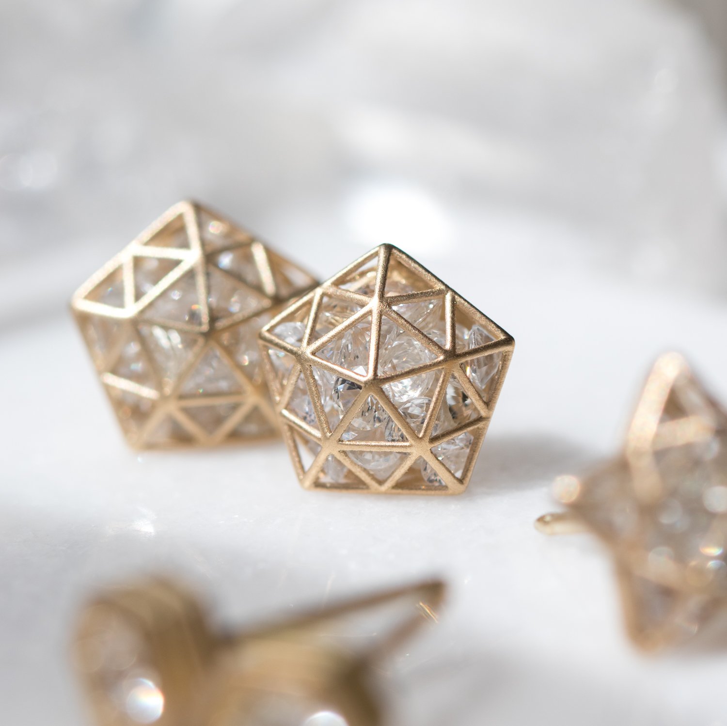 Roule: Roulette pentagon stud earrings 18K gold and 3.83cts white sapphires