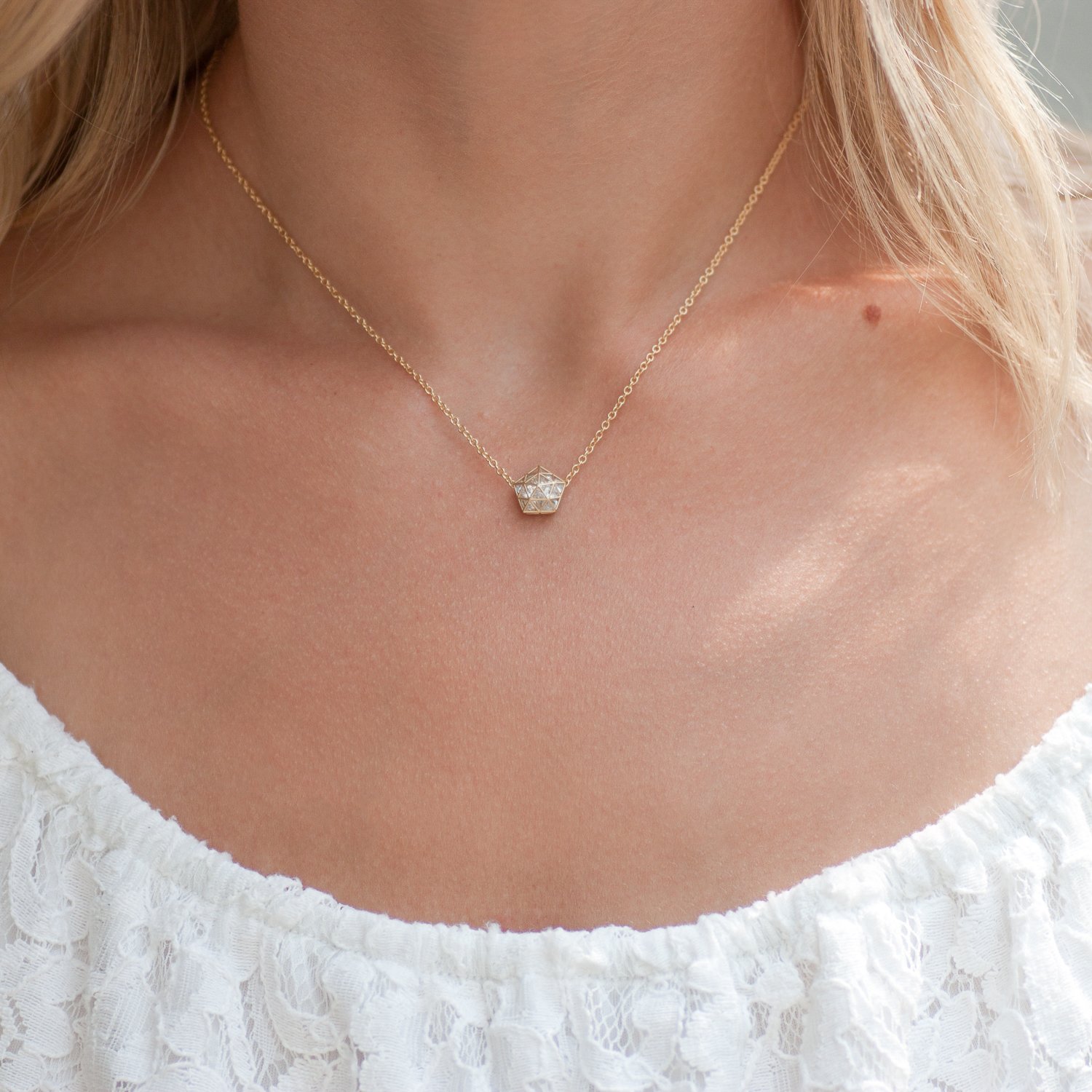 Roule: Roulette pentagon pendant 18K gold and 1.92cts white sapphires 15"-16" chain