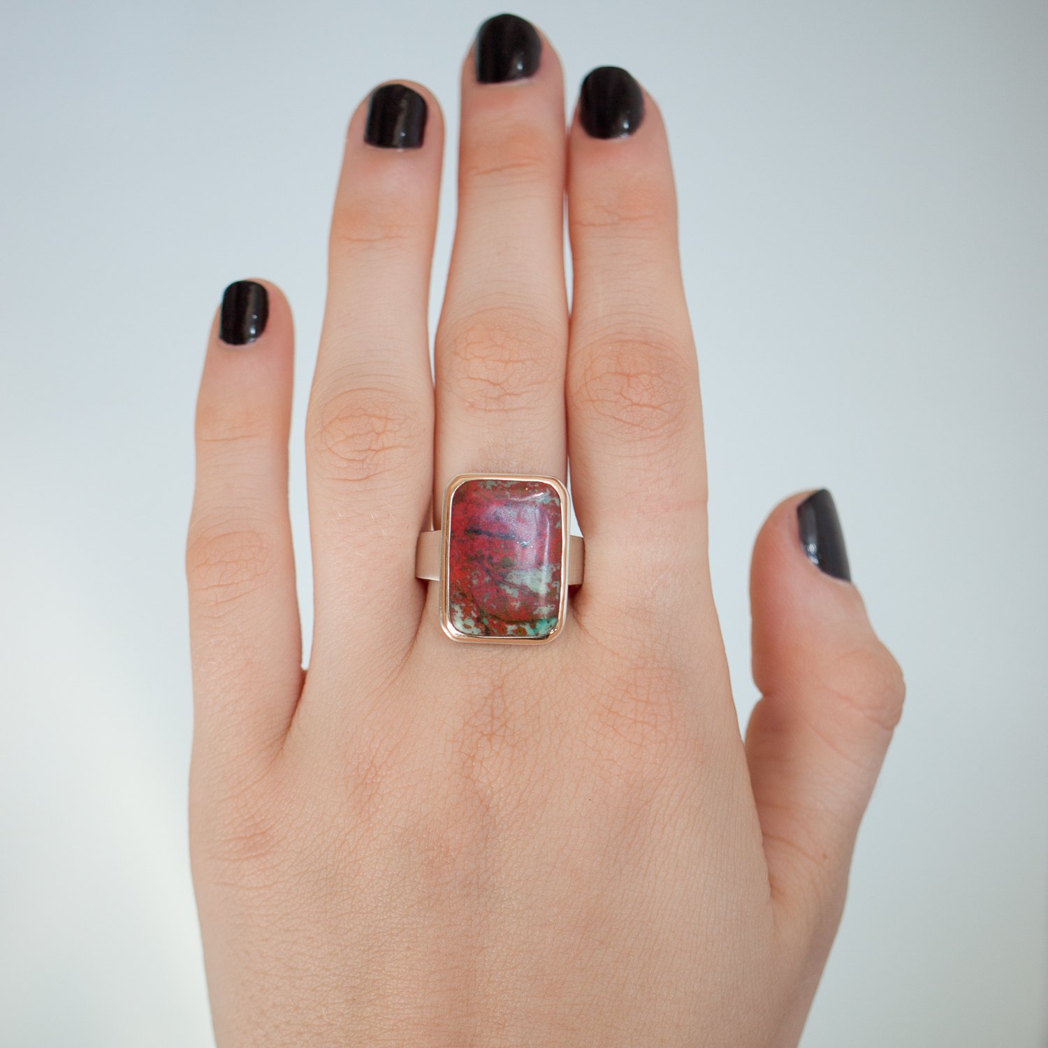 Jamie Joseph: SS & 14k gold ring w/ vertical rectangular cuprite on tapered Y band size 6.75 3/4 x 9/16