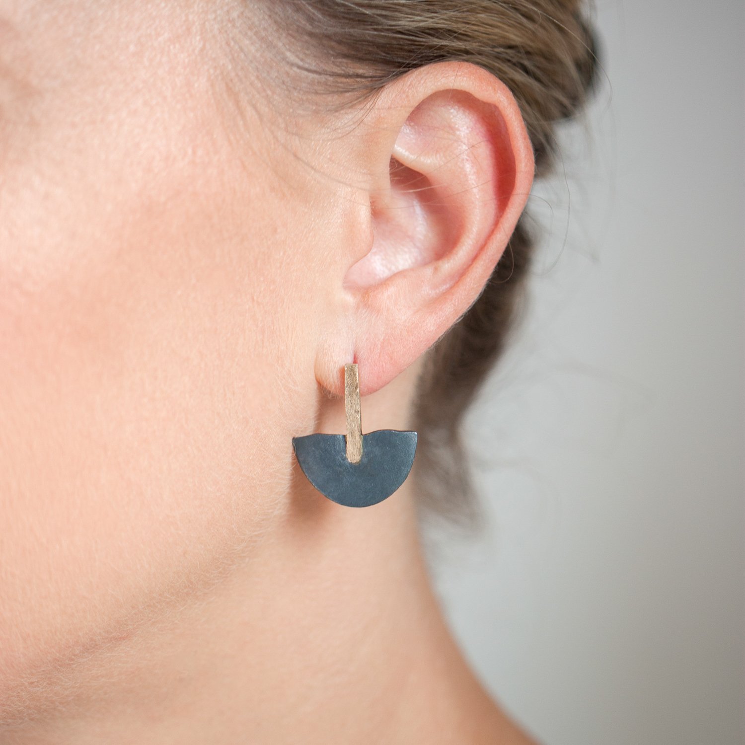 Shaesby: half moon bar stud 1 x 7/8