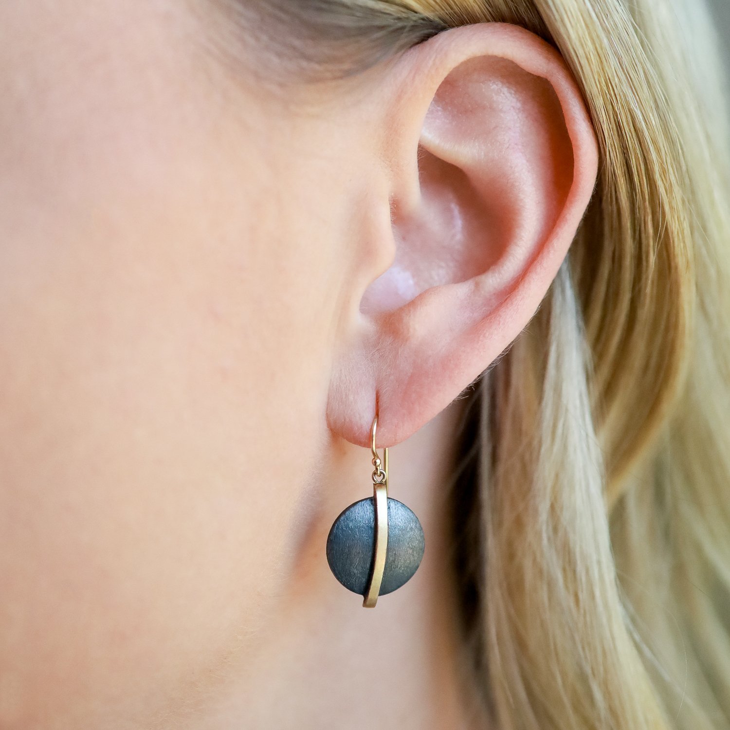 Shaesby: Vertical bar disc earring, blackened silver
