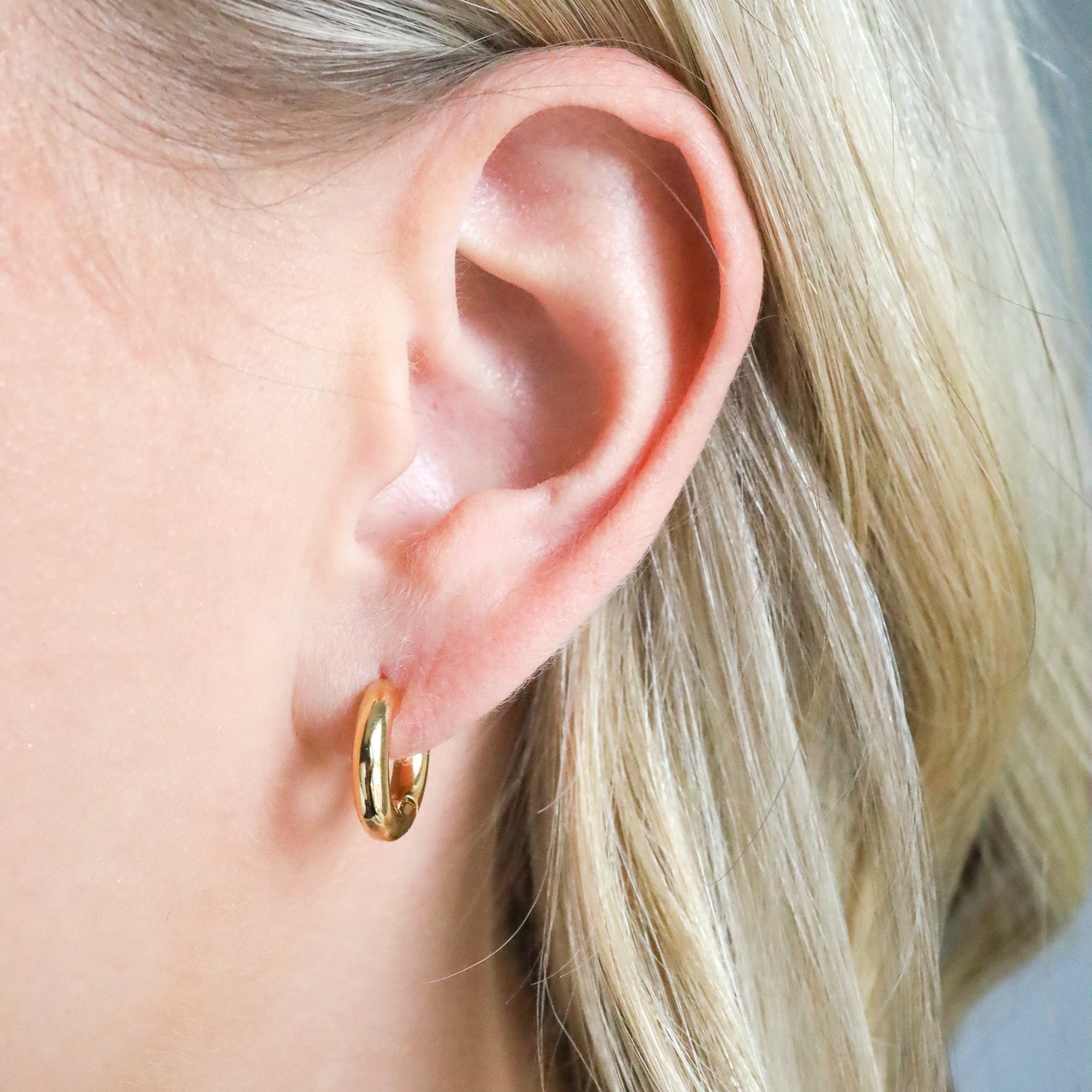 Tai: Gold plate small thick hoop earrings