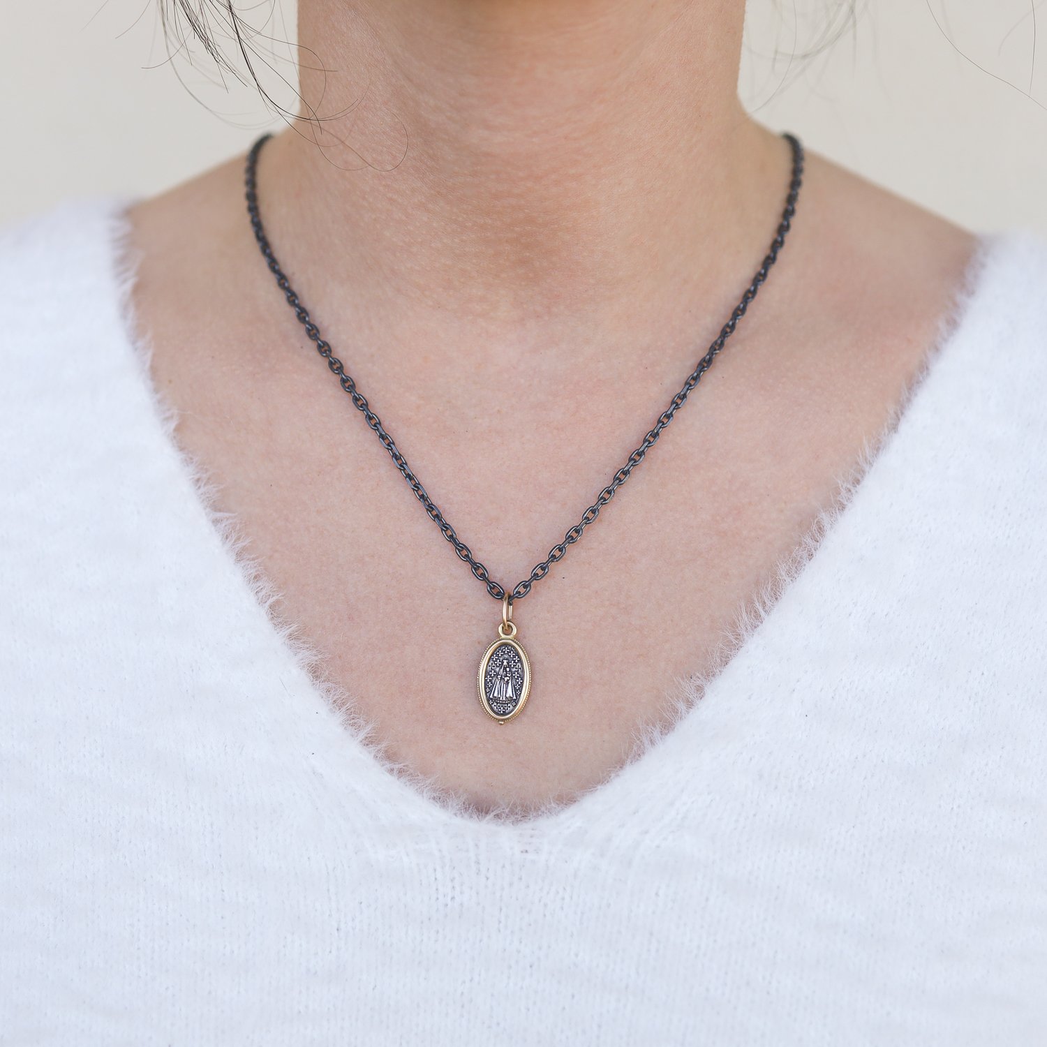 Erica Molinari: Charm, Oval Medalion with Mary Magdalenes, Small Size, "Faith", 18K Gold.