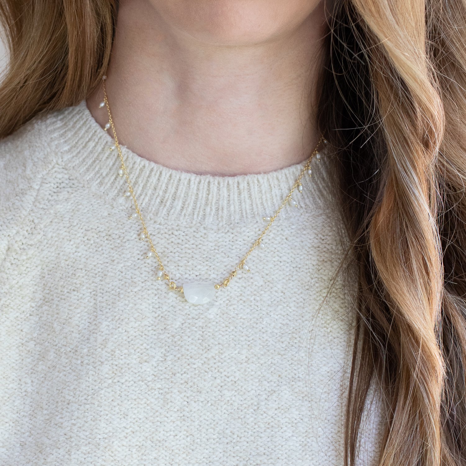 Robindira: fashion necklace 14K gold vermeil, rice pearl chain, moonstone