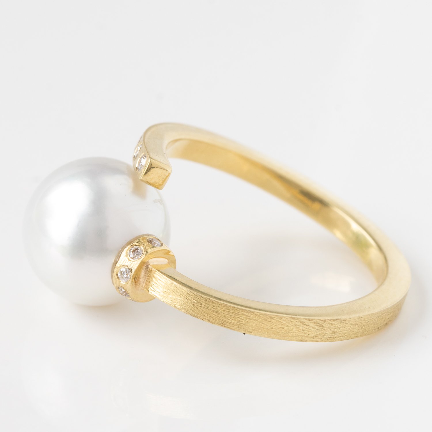 Rene Escobar Trunk Show :Ring,18K Yellow gold ring,South sea pearl,0.16ct diamond