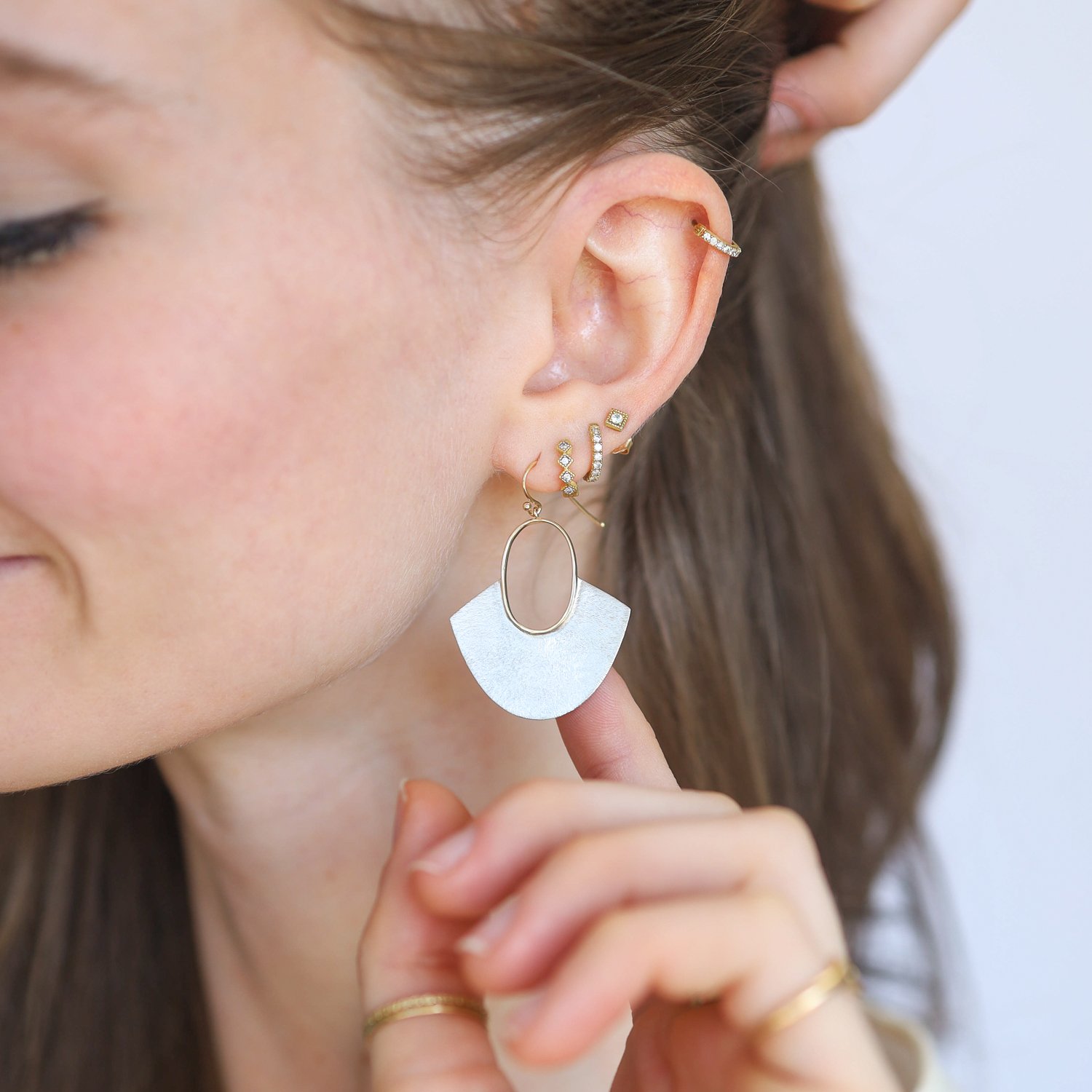 Shaesby: Open oval fan earring, brightened silver