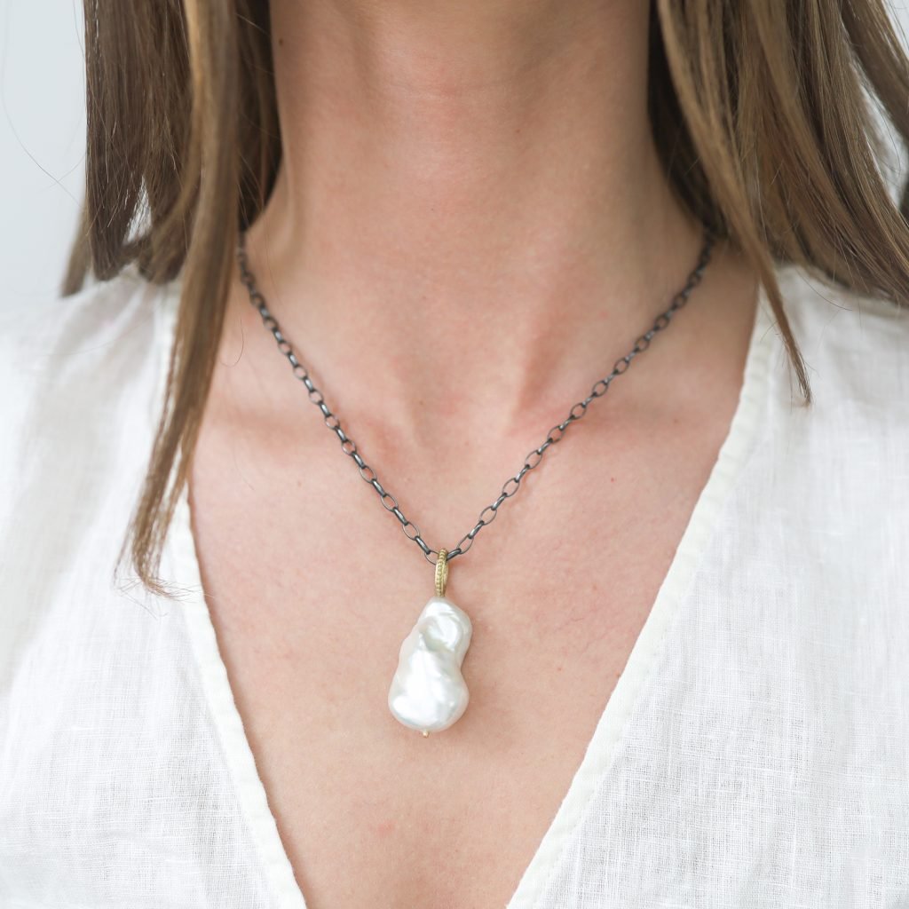 Erica Molinari : 18k granule bail baroque large FWP pearl