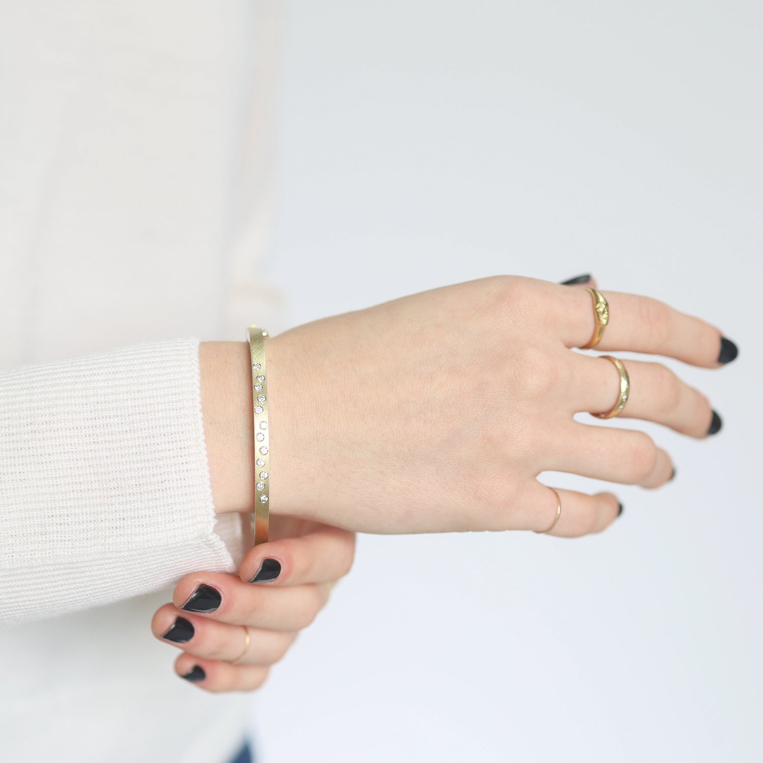 Rene Escobar: Bangle, LAURA, 4 MM, 18K Yellow gold Front & Back, 0.50ct diamonds , Size medium.