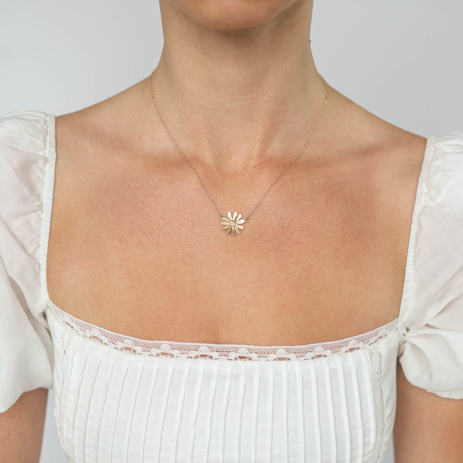 Victoria Cunningham Trunk Show: 14K stationary daisy