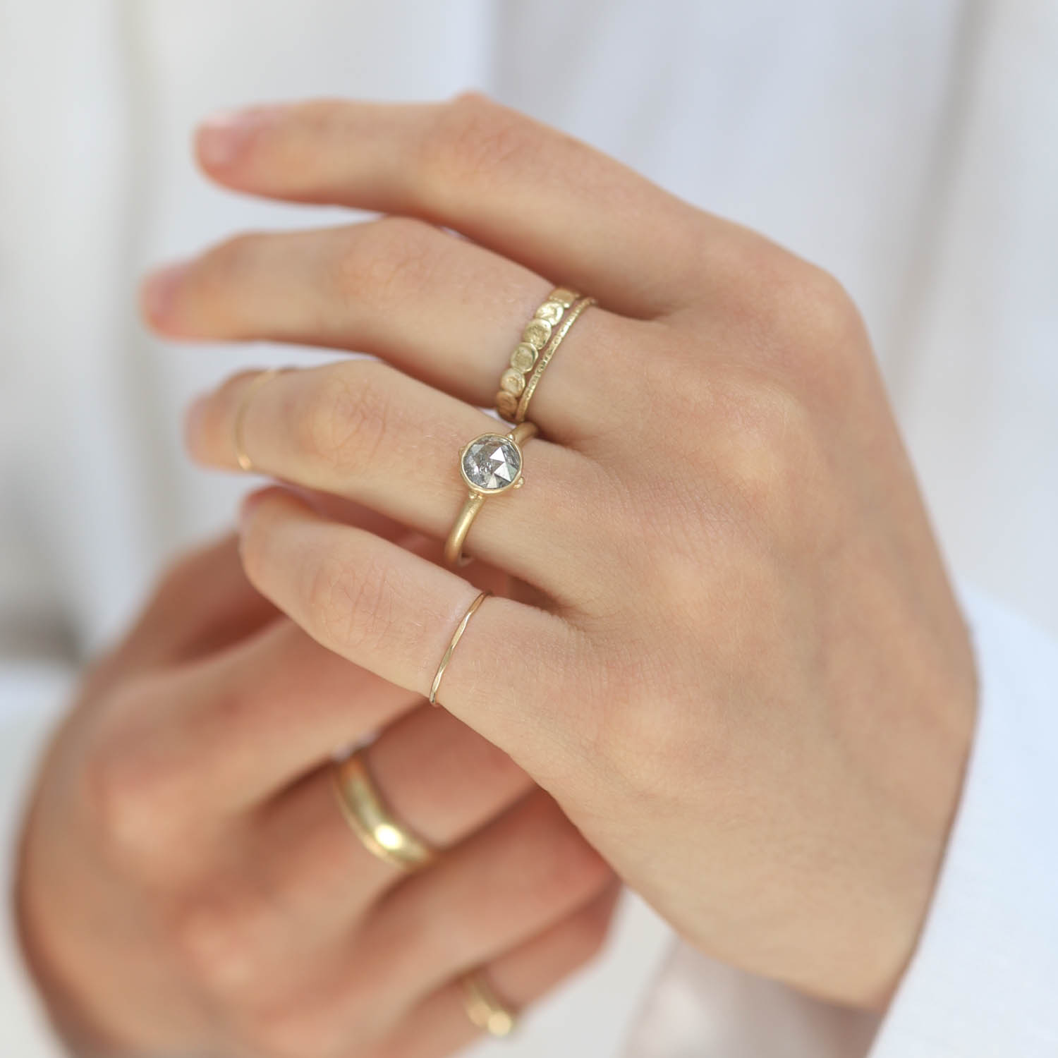 Victoria Cunningham Trunk show : Ring, 14 K Yellow gold,1.10 ct Salt & Pepper Diamond