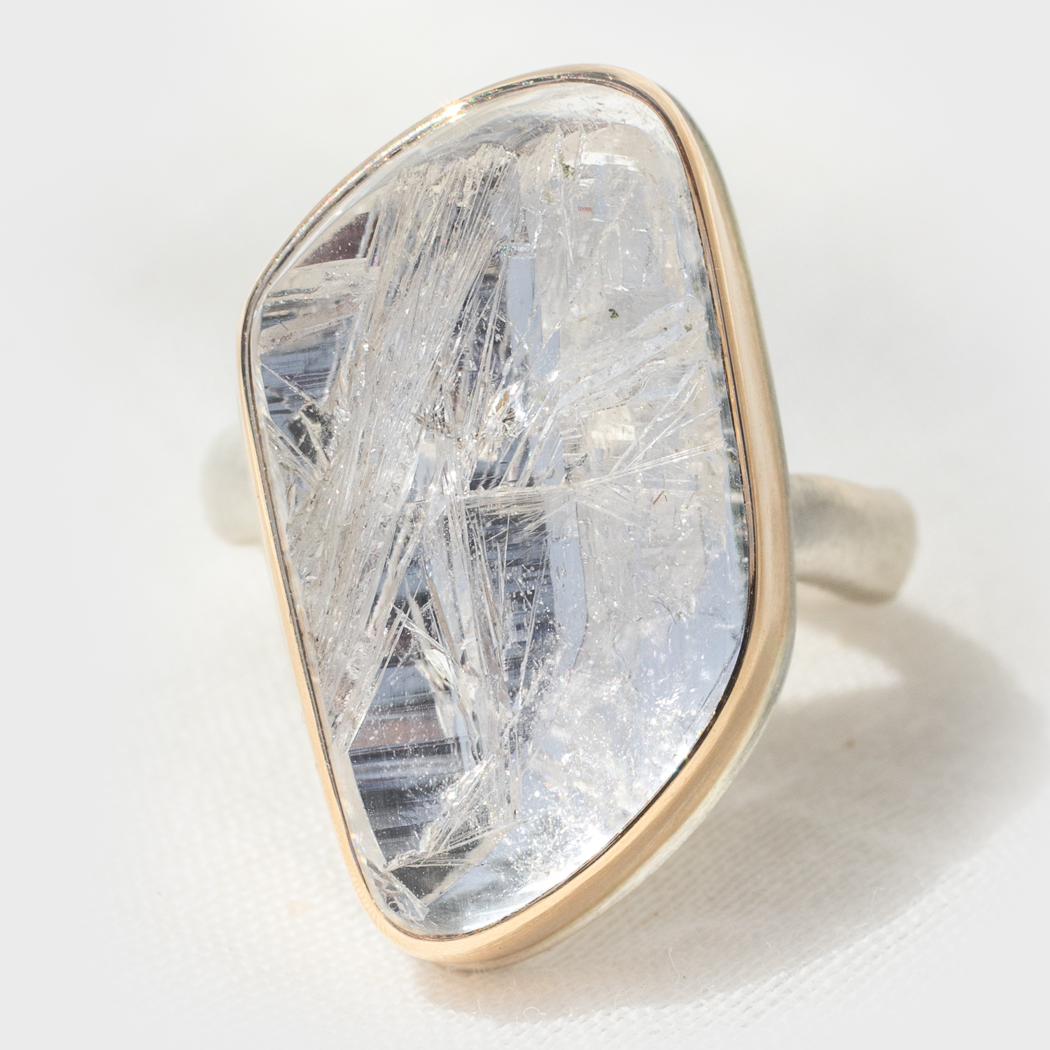 Jamie Joseph: Sterling & 14K Gold Ring w/ Vertical AsymmetricalSurface Cut ROCK CRYSTAL on Middle Groovy Band, size 7.5