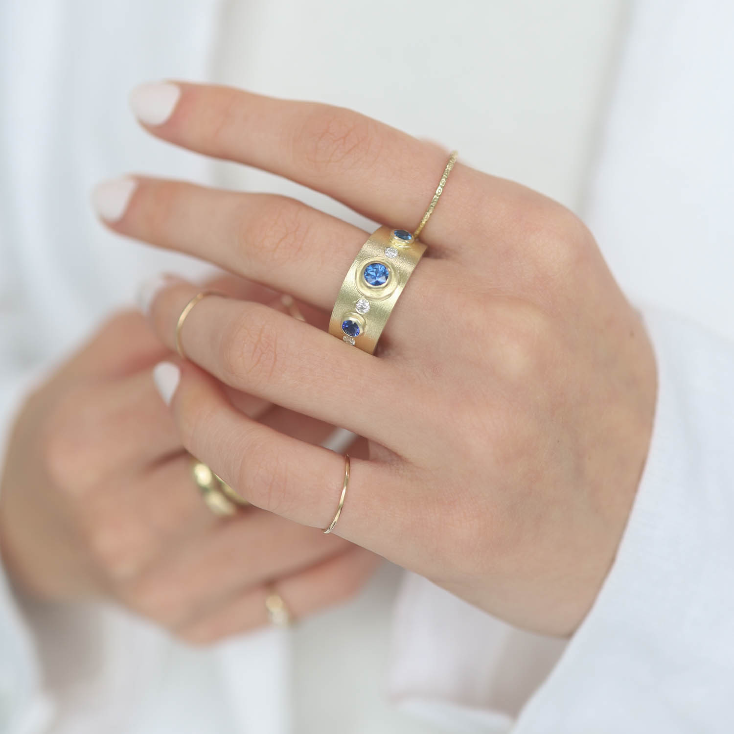Rene Escobar Trunk show:RING IN SILVER 18K YG SAPPHIRE AND DIA 0.90CT SAPH 0.25CT DIA 14.7GR TOTAL 8SS 6.7GR 18K