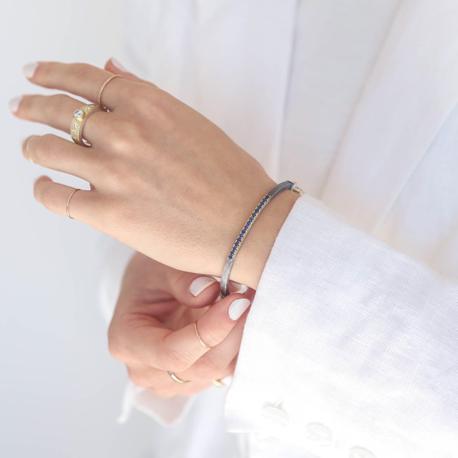 Rene Escobar Trunk show:BANGLE 2.5MM IN SILVER 18K YG AND 0.60CT IN SAPPHIRES