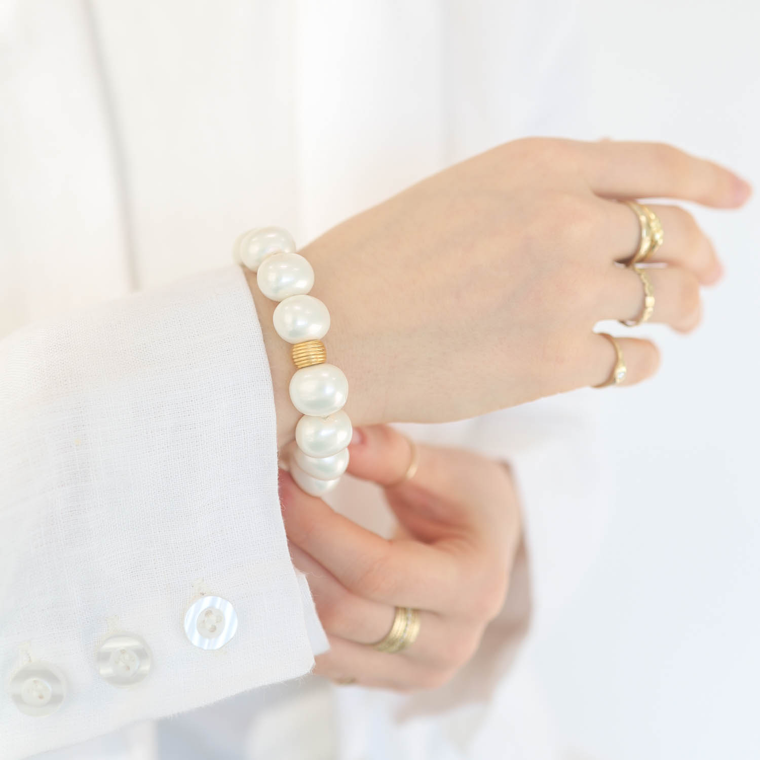Catherine Canino: Medium Pebble. pearl stretch bracelet with gold details, white
