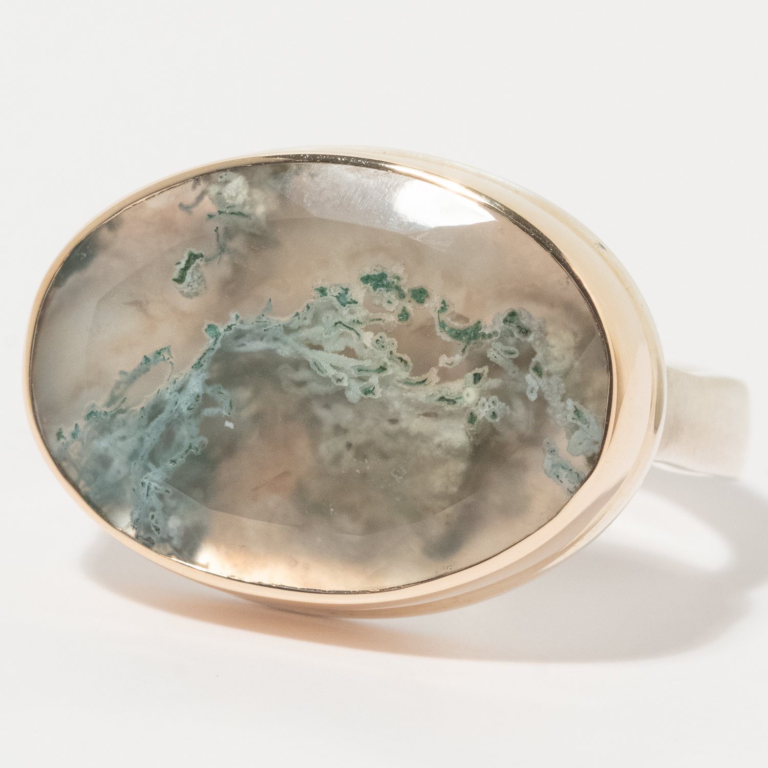 Jamie Joseph: Sterling & 14K Gold Ring w/ Oval Table Cut MOSSAGATE on Soft Live Edge, Size 6 3/4, 9/16" x 3/4"