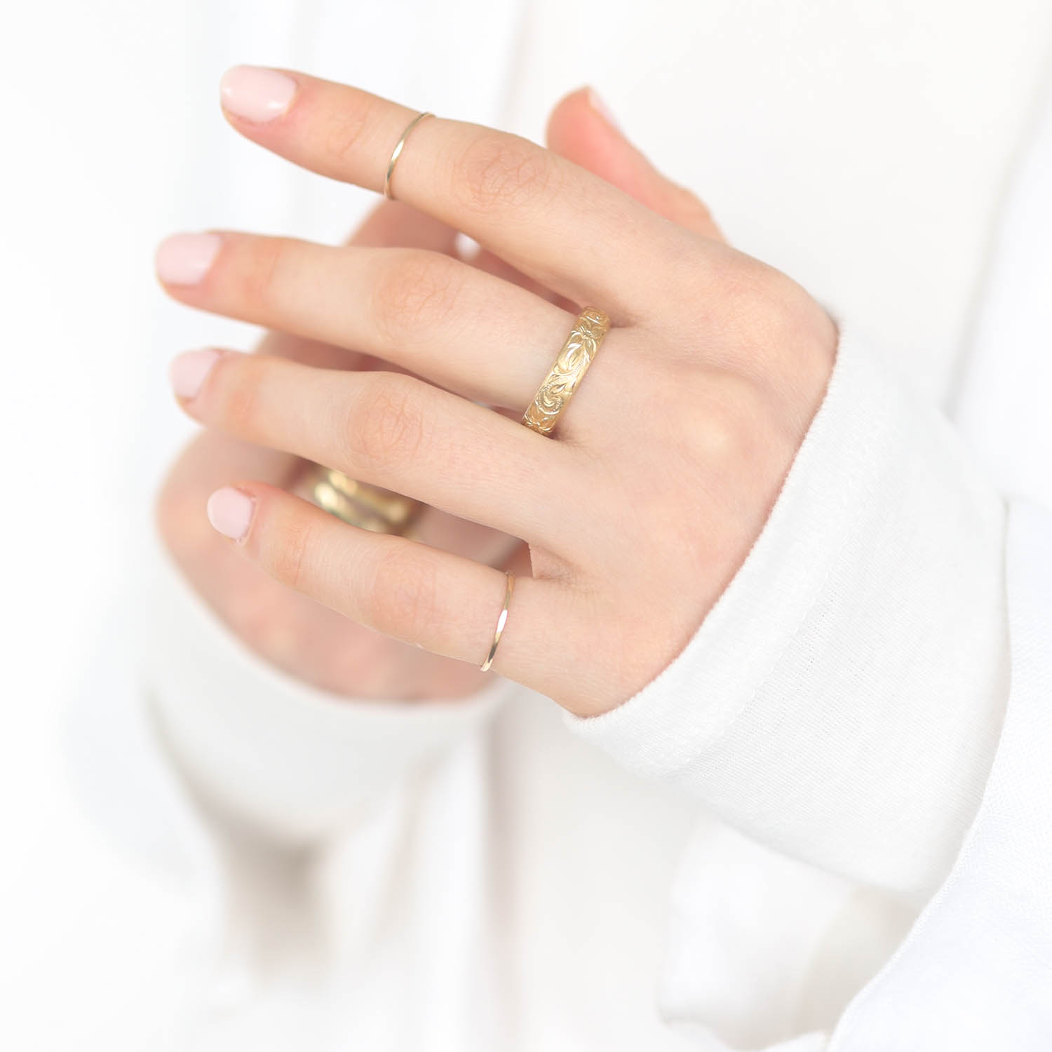 Erica Molinari Trunk Show: 18K slim Hand engraved band - size 6.75, measures 3/16" in width