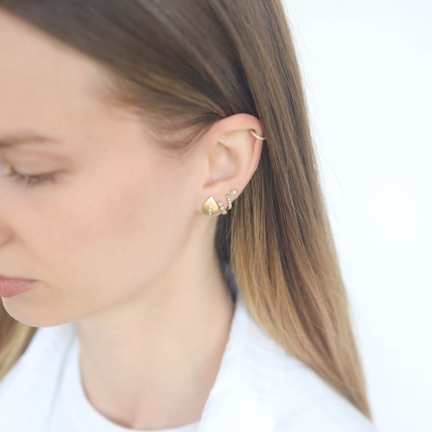 Rene Escobar:Cleo,YG LEAF SHAPE STUDS EARRINGS SET WITH 0.10CT IN DIAMONDS