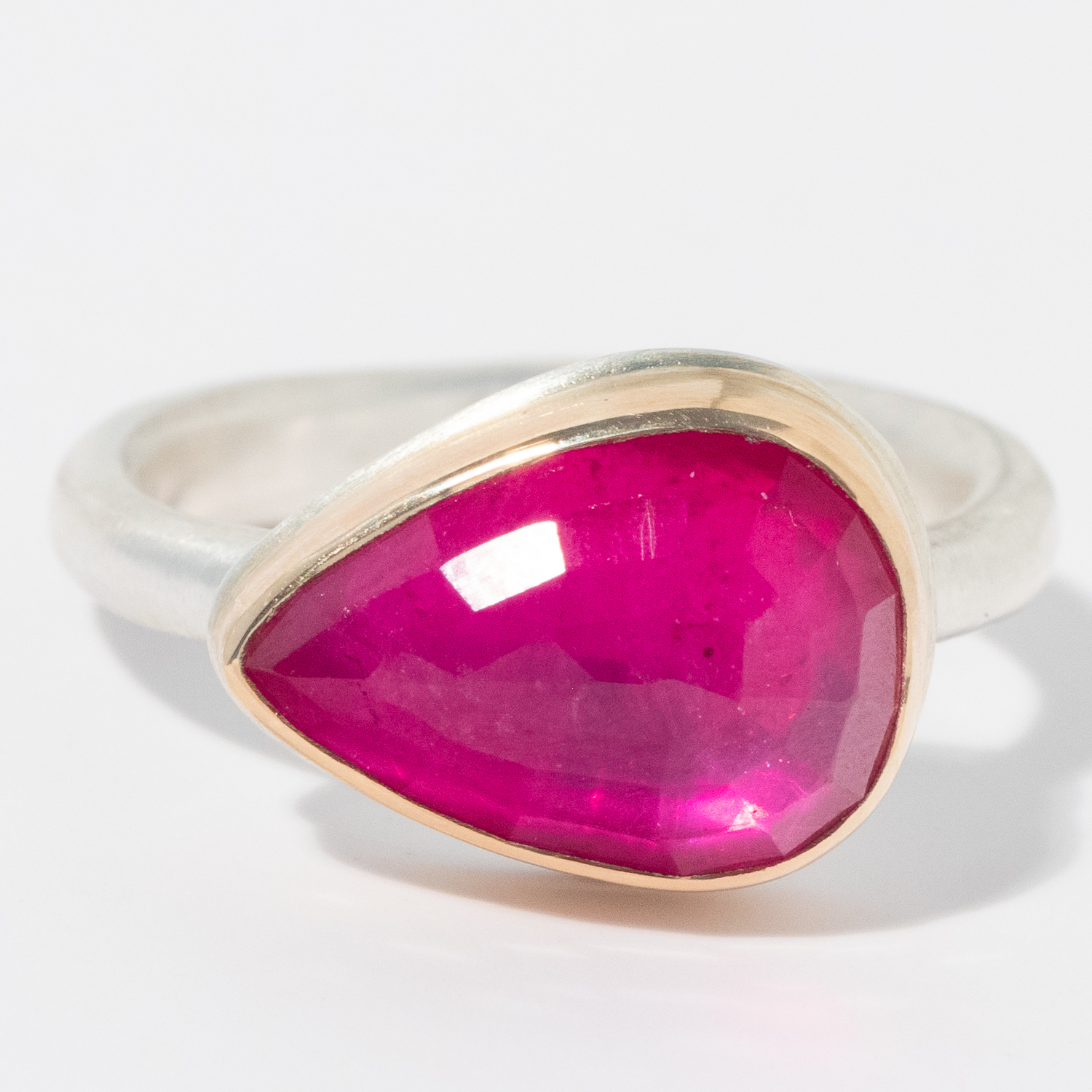 Jamie Joseph: Sterling & 14K Gold Ring w/ Small Teardrop Faceted AFRICAN RUBY on Egyptian Band, sz 9, 3/8" x 9/16"