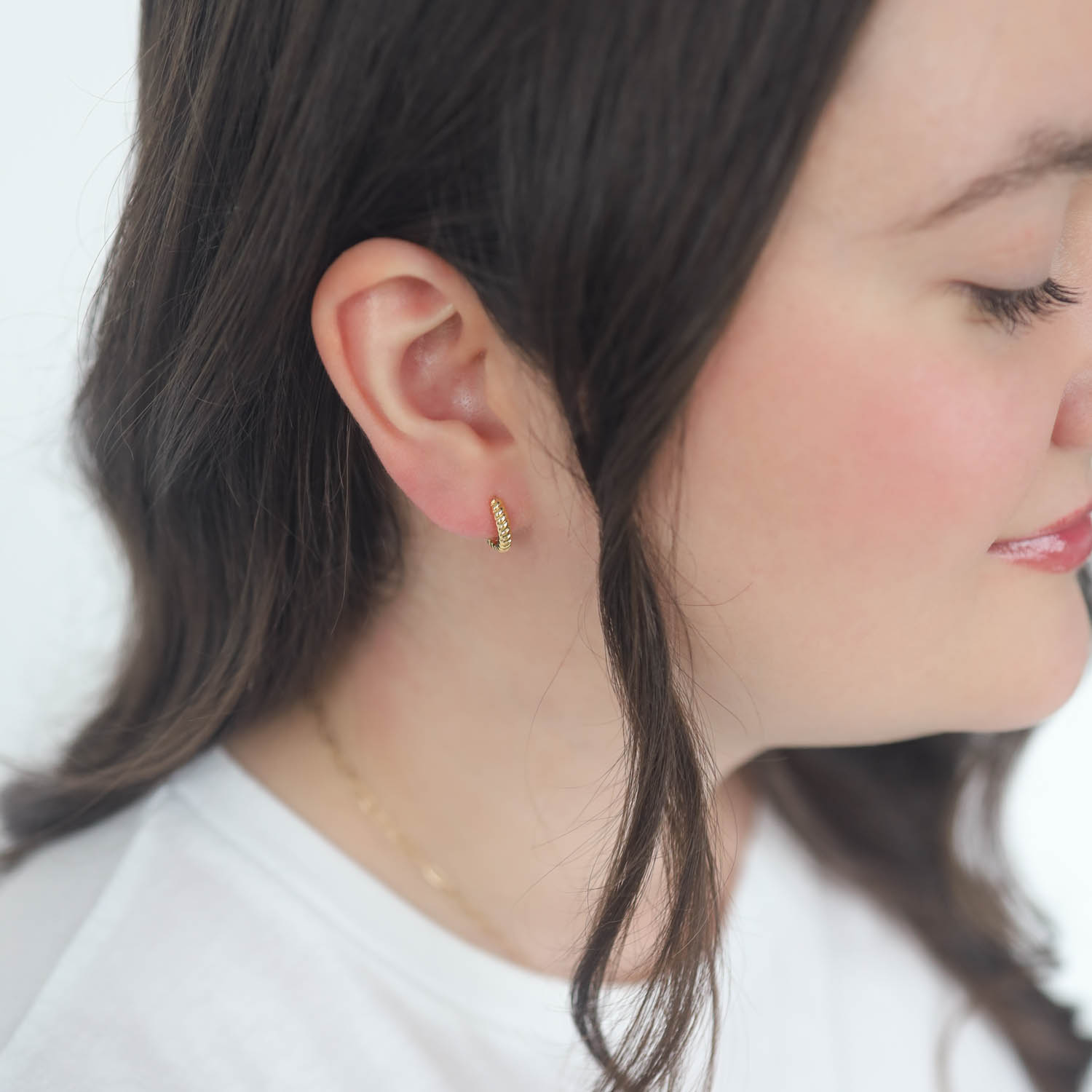 Tai: Gold braided huggie earrings