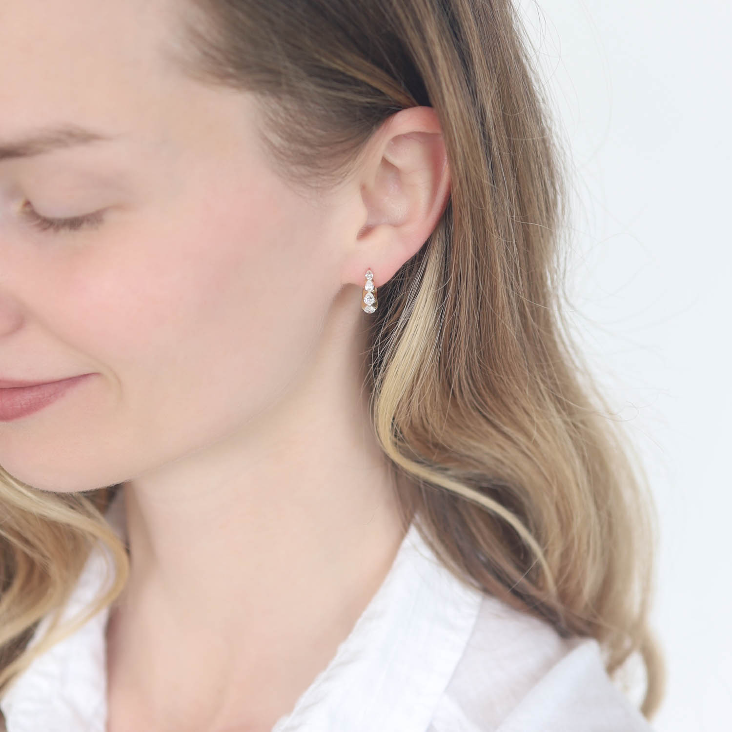 Sulee:18k 9.5MM GRADUATING PEAR HOOP (single)