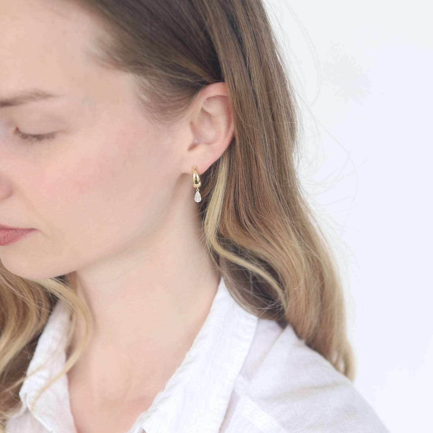 Sulee:18k 9.5MM ASCENDING PEAR LINA HOOP (single)